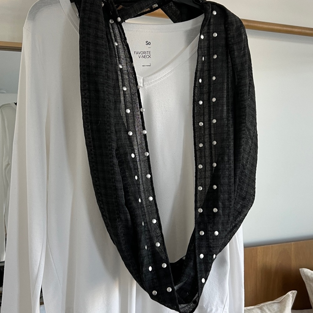SO White V-Neck T- with Black Accent scarf or tie belt ! 32“x 2 so 64”
